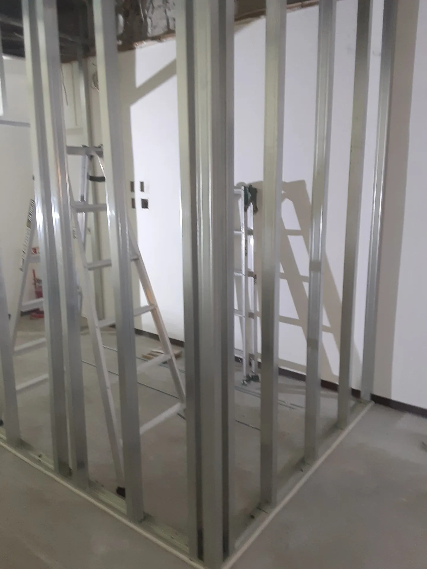 最近の軽量間仕切りの施工事例