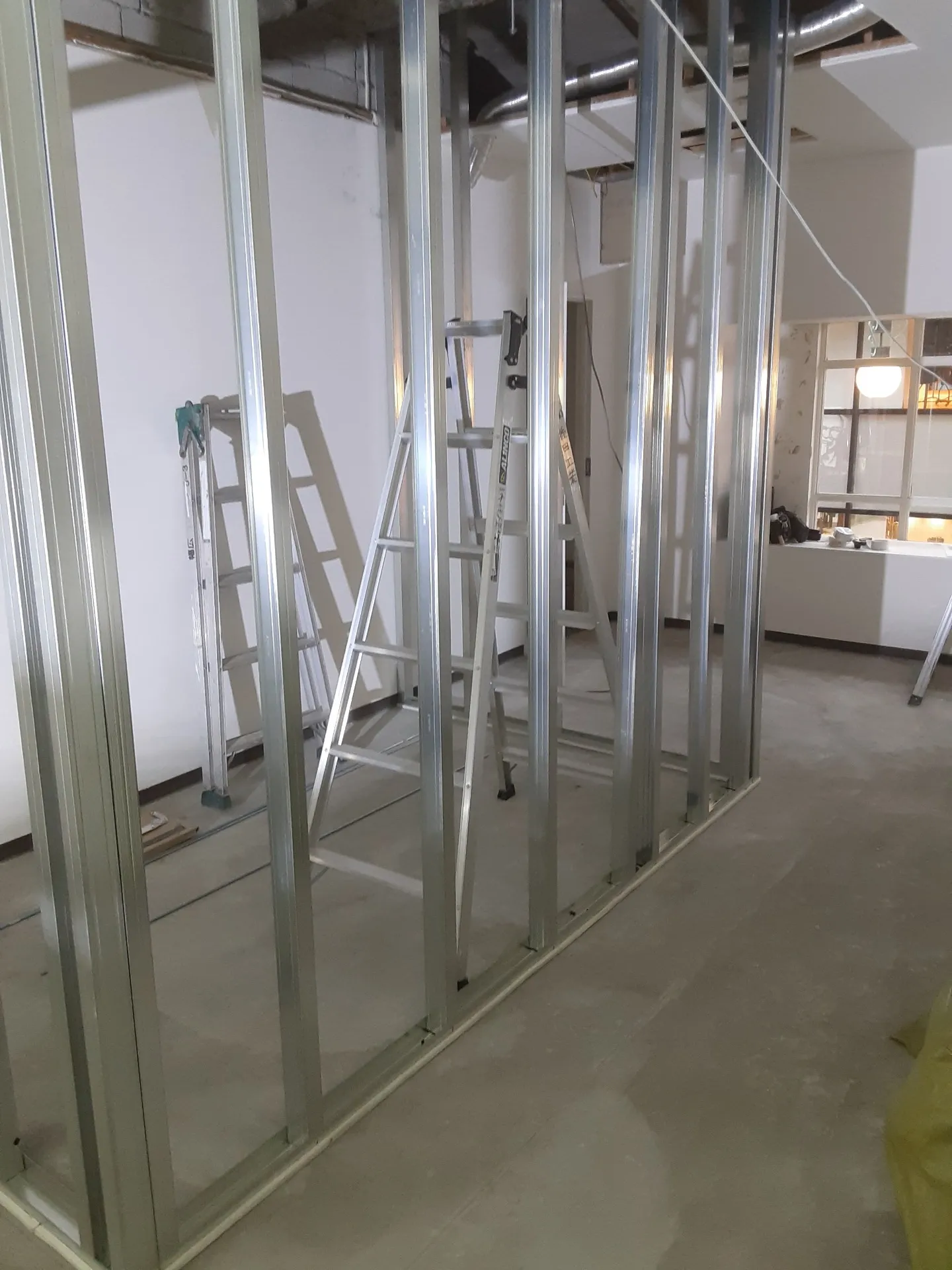 最近の軽量間仕切りの施工事例